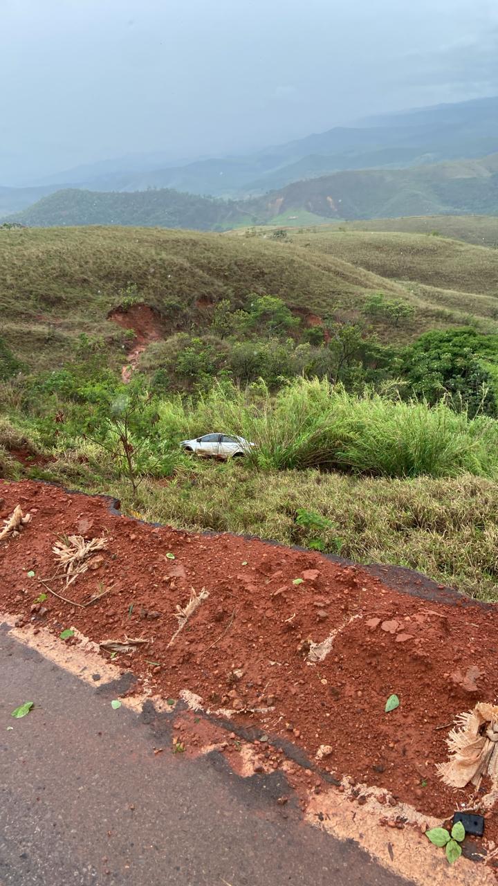 Carro cai em ribanceira na BR-354,em Córrego Danta