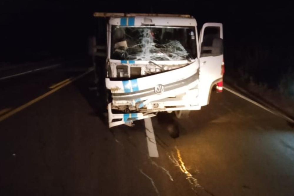 Colisão traseira envolvendo dois caminhões,é registrada na BR-262,próximo à Araxá