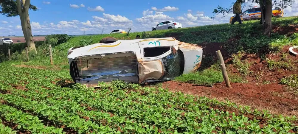 Durante translado de corpo, carro funerário capota ao desviar de animal, em rodovia em MG