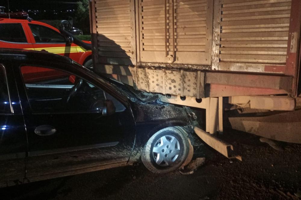 Idoso de 72 anos fica ferido em colisão contra caminhão em Araxá