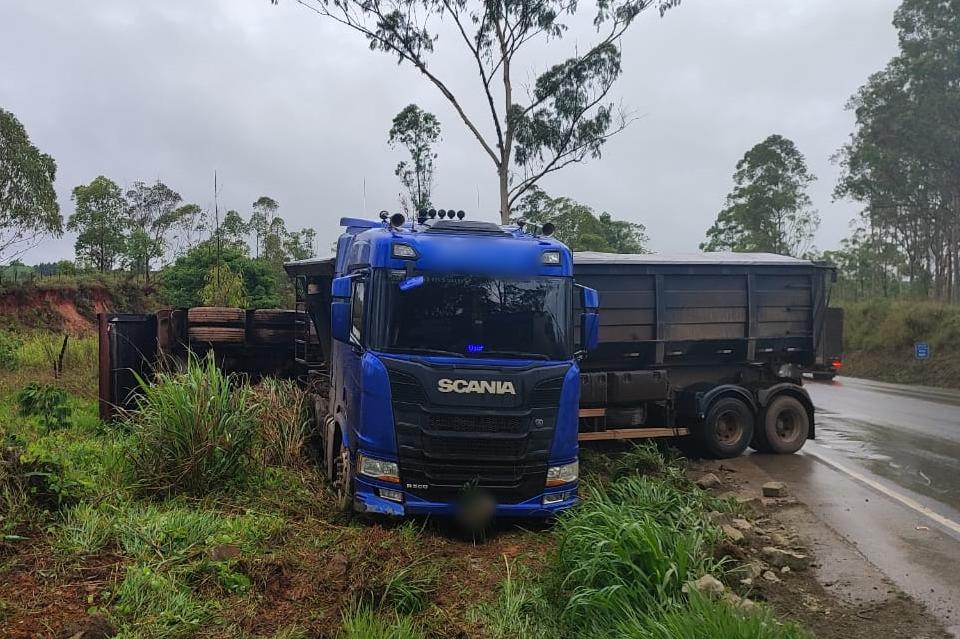 Na BR-262 em Campos Altos, composição de carreta tomba após veículo sair da pista