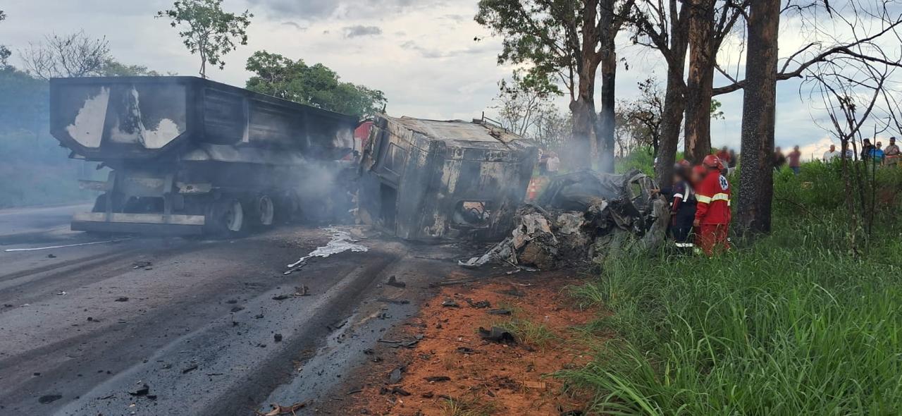Três pessoas morreram carbonizadas em acidente na BR-262 em Luz MG