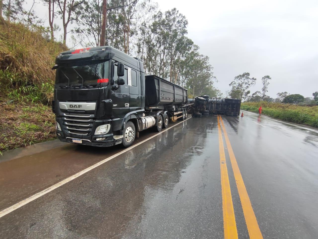 Vagão de carreta carregado com calcário tomba na BR-262 em Campos Altos