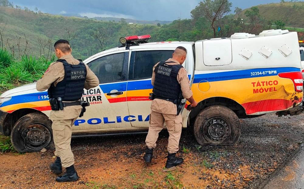 Viatura da Polícia Militar sofre acidente na BR-262, em Luz MG