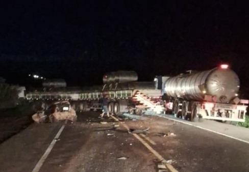 Acidente entre carro e carreta deixa motorista gravemente ferido, na BR-262 em Araxá