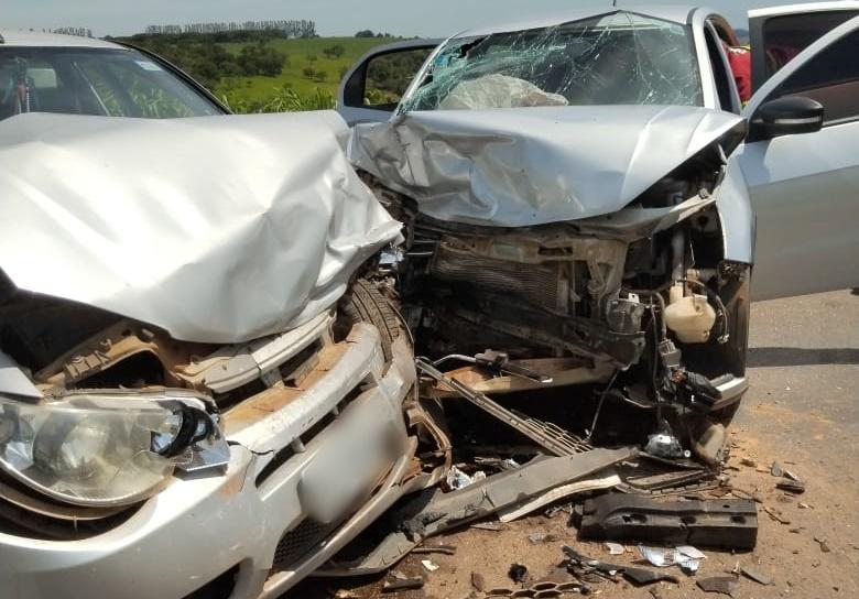 Acidente entre dois veículos ,deixa três feridos na BR-262 em Luz MG