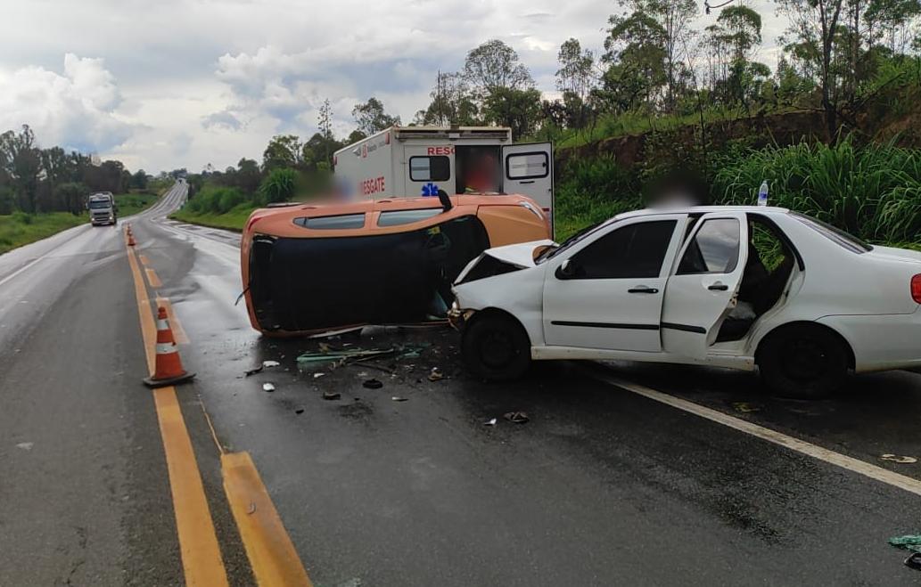 Acidente na BR-262,no município de Córrego Danta deixa quatro pessoas feridas