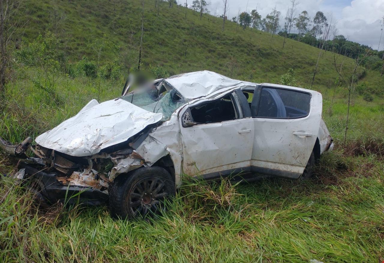 Após acidente com carro,caminhonete cai em ribanceira na BR-262 em Campos Altos