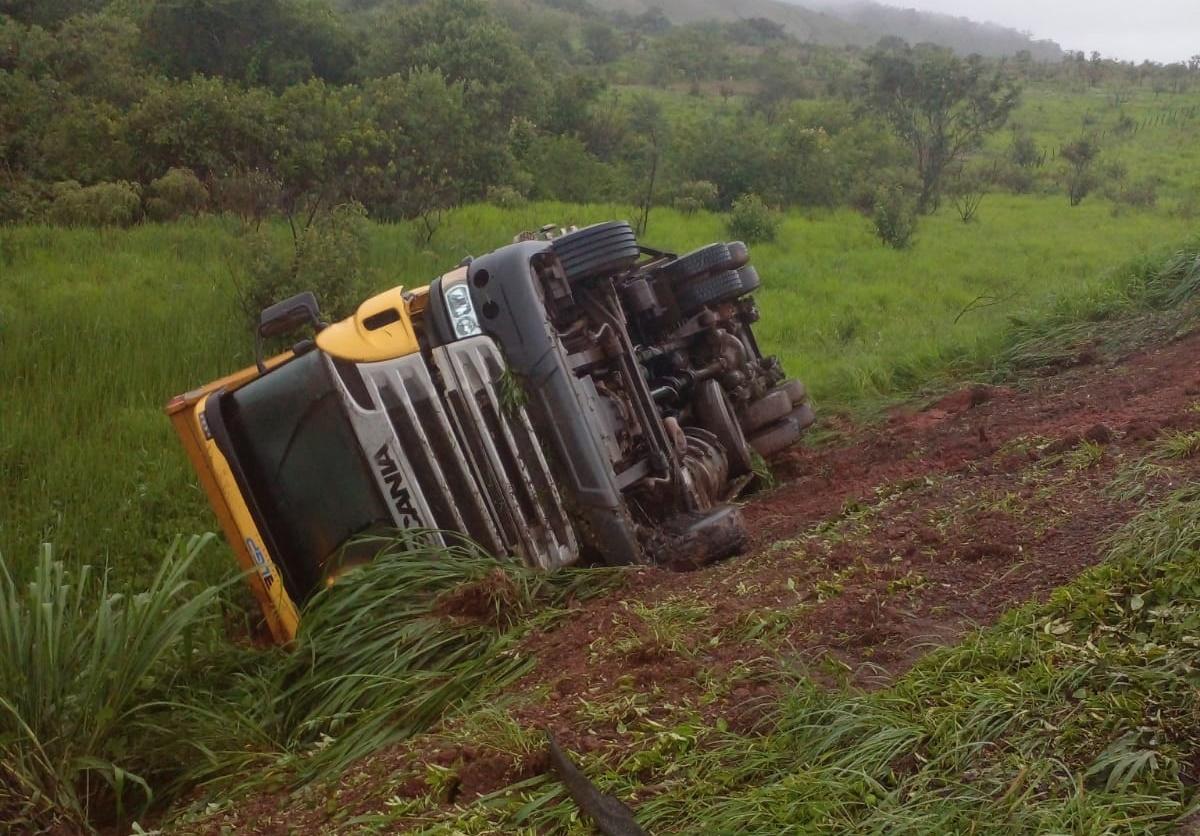 Caminhão dos correios tomba na BR-262 entre Campos Altos e Araxá
