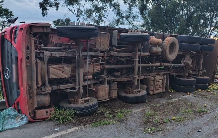 Carreta carregada com laranjas tomba e deixa duas pessoas feridas, na BR-262 em Campos Altos