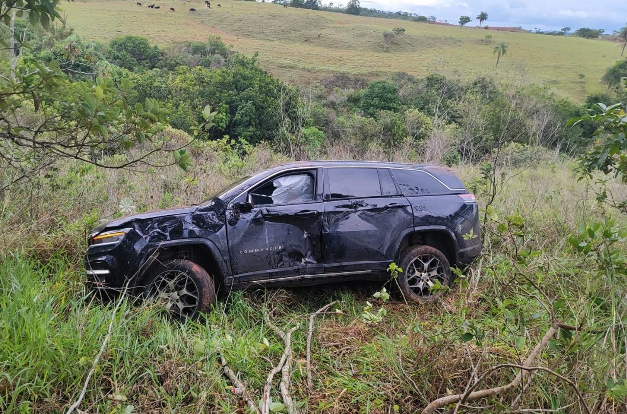 Carro cai em ribanceira de mais de 40 metros de altura na BR-262 em Campos Altos