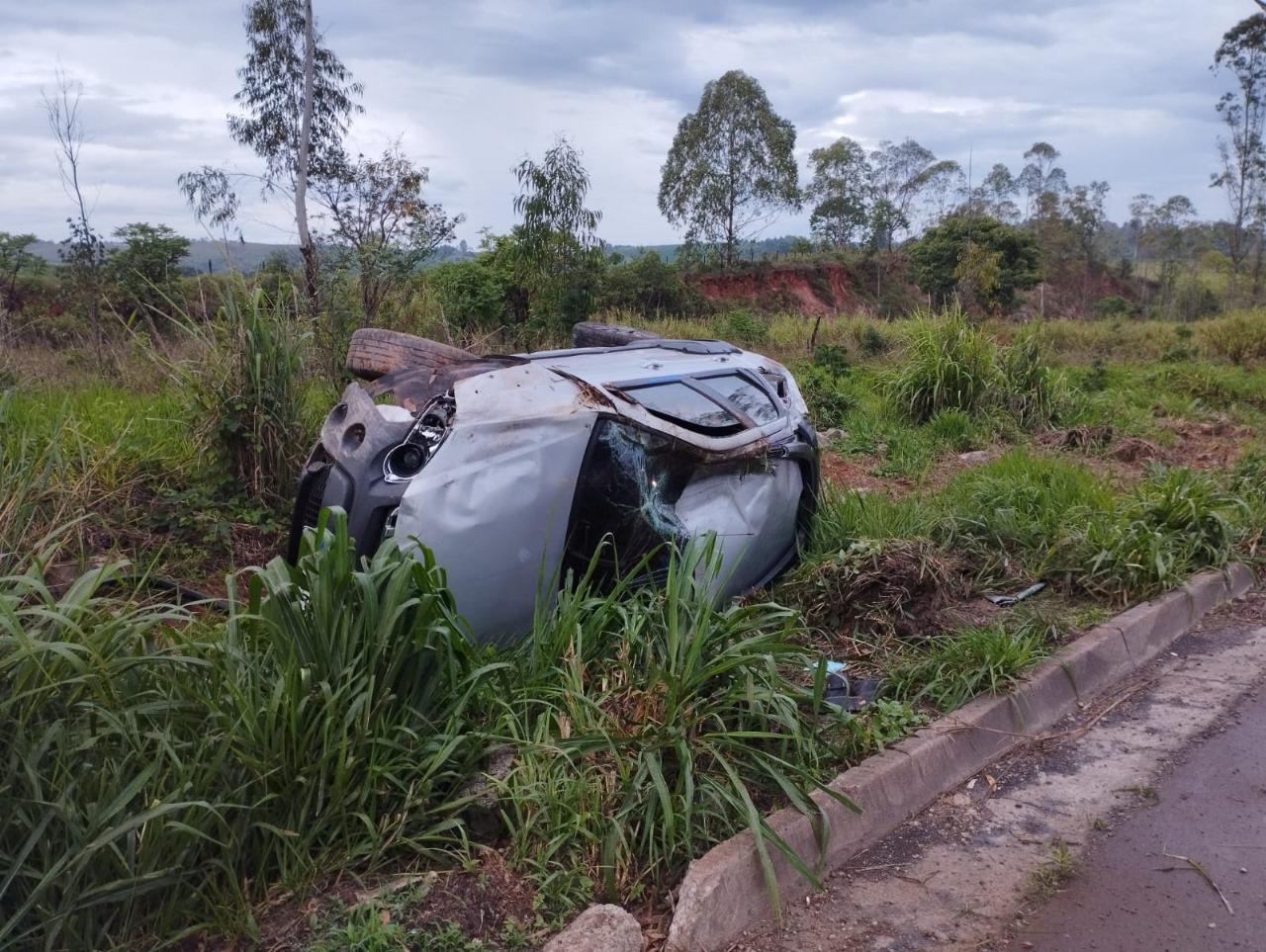 Carro capota na BR-262 em Campos Altos MG