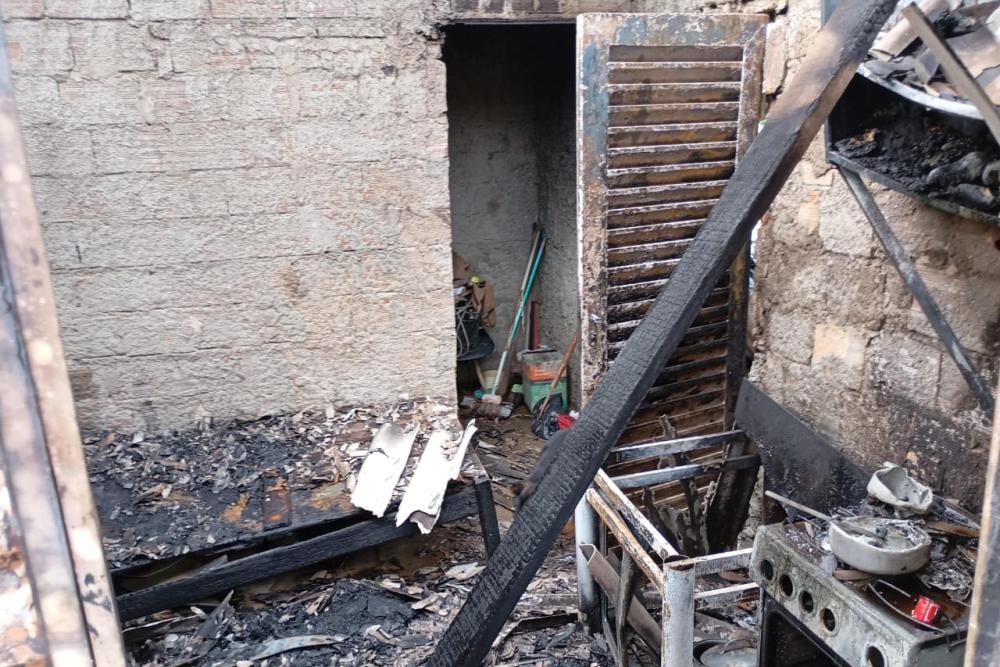 Casa é destruída por incêndio em Araxá MG
