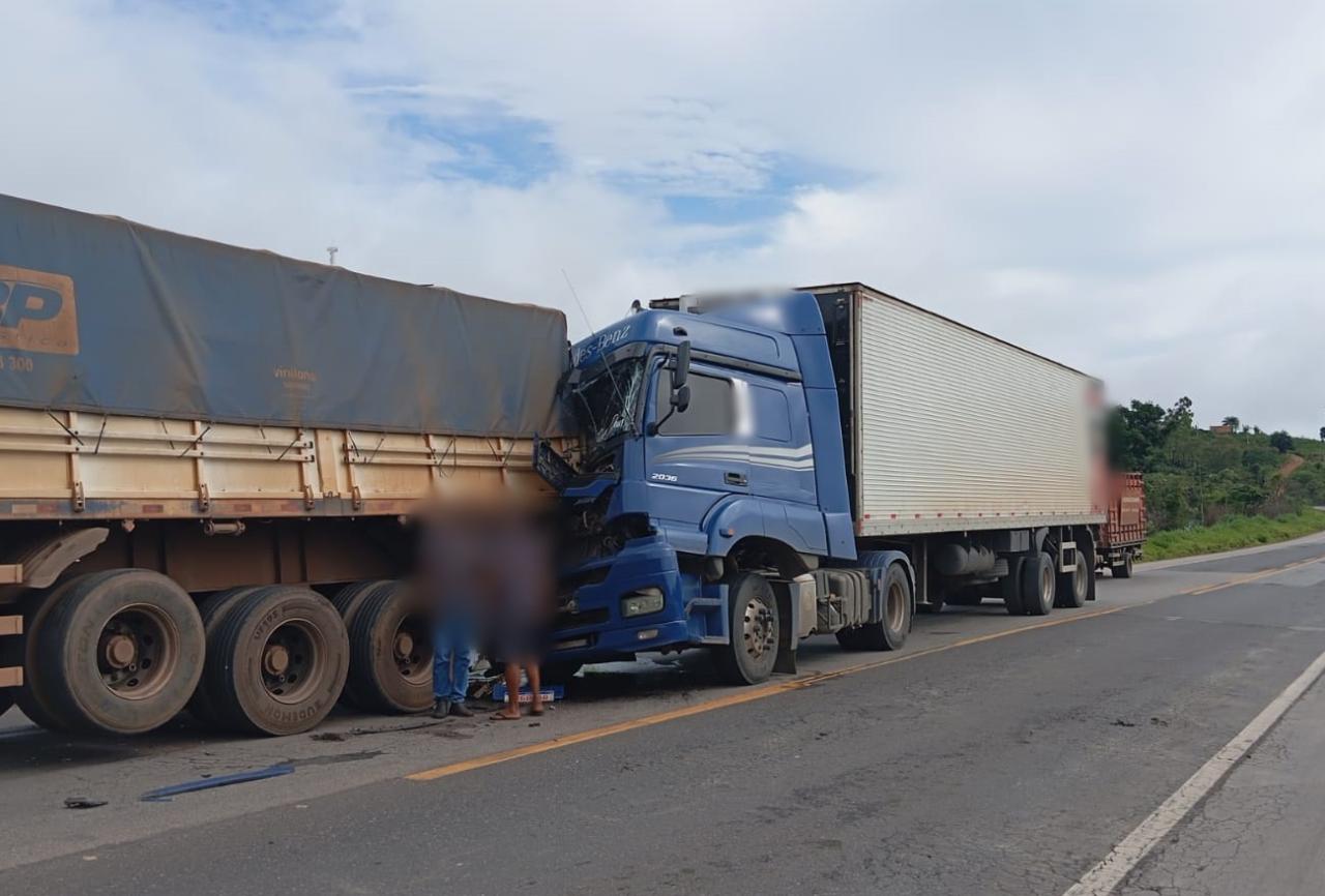 Colisão entre dois caminhões deixa trânsito lento na BR-262, em Córrego Danta