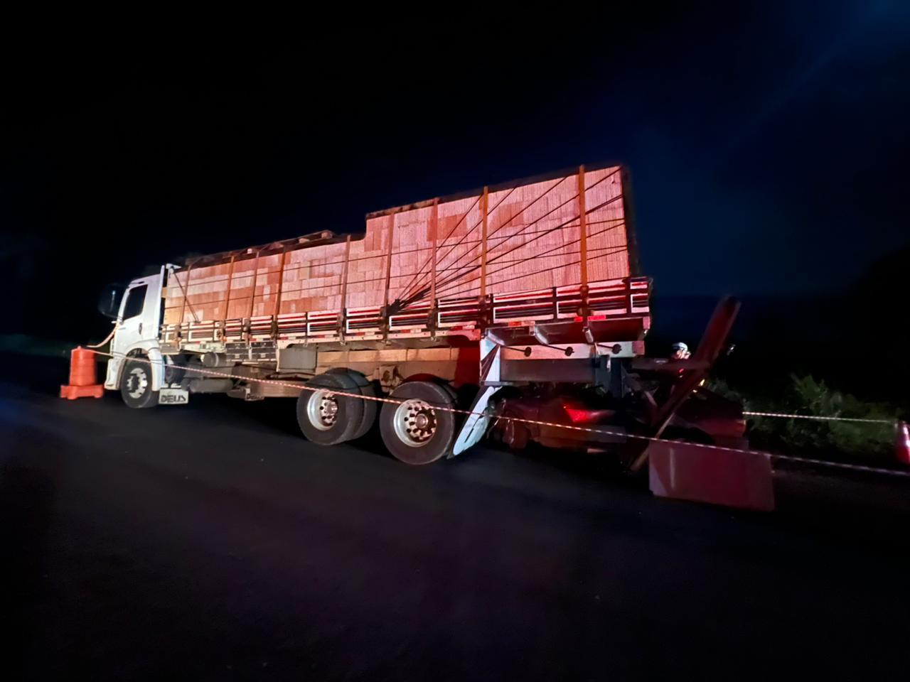 Colisão traseira mata motorista e deixa passageira gravemente ferida, na BR-262 em Luz MG