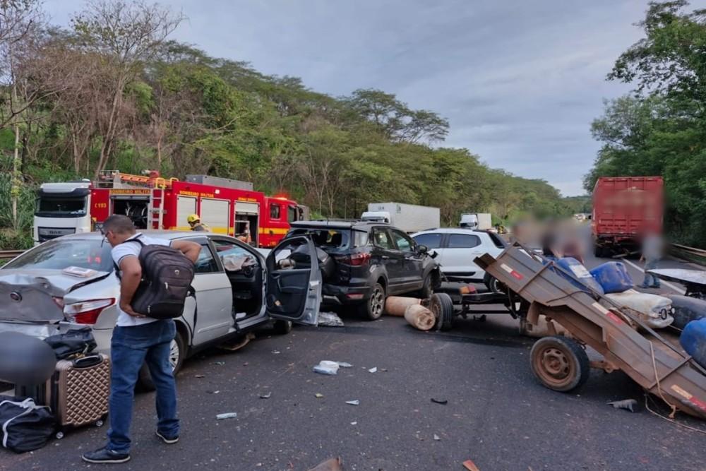 Homem morre e sete ficam feridos em engavetamento no Triângulo Mineiro