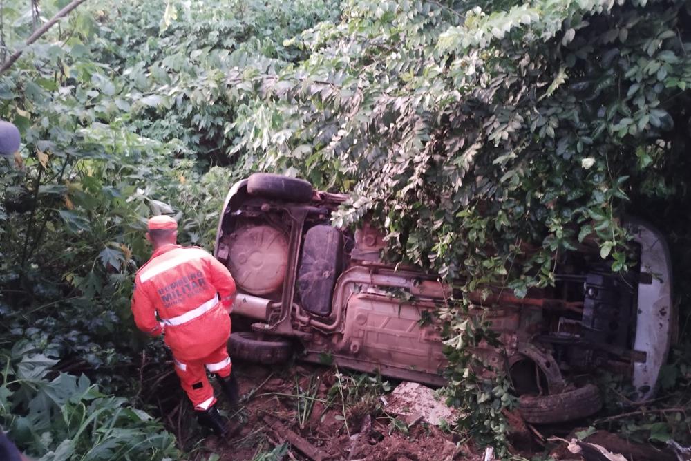 Idoso com sinais de embriaguez ,é resgatado após capotamento de carro pelos Bombeiros, em Araxá MG
