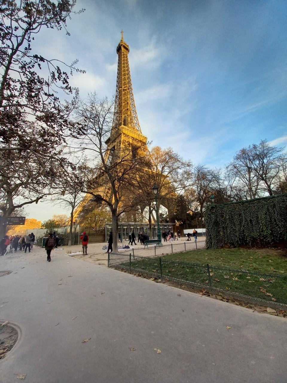 Incêndio atinge a Torre Eiffel, e turistas são evacuados