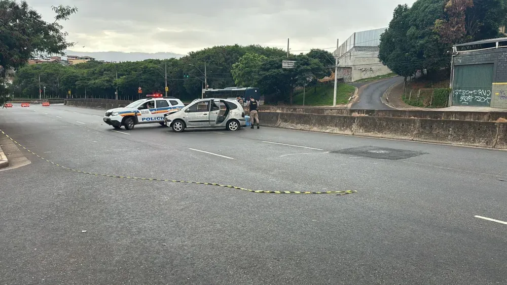 Ladrões roubam caminhão do Mercado Livre em Itabirito, trocam tiros com a PM em BH e um é morto