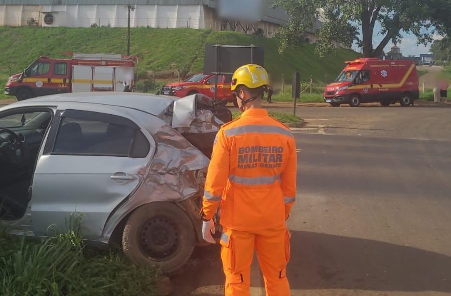 Mãe e filha ficam feridas em acidente entre carro e ônibus, na BR-262