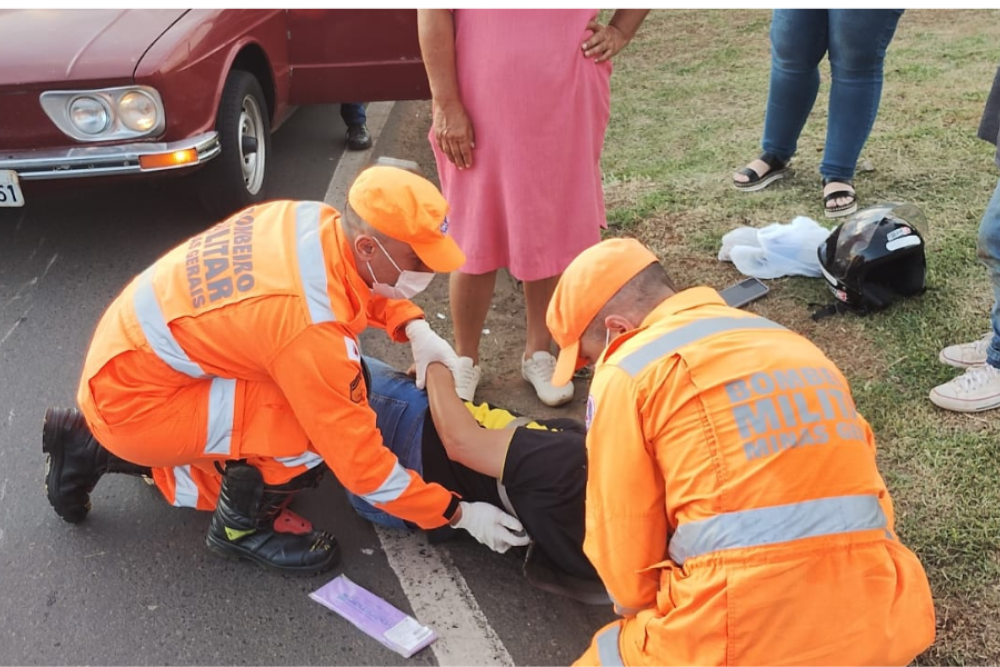 Motociclista de 43 anos fica ferida após queda de motocicleta na Avenida Hítalo Rós, em Araxá MG