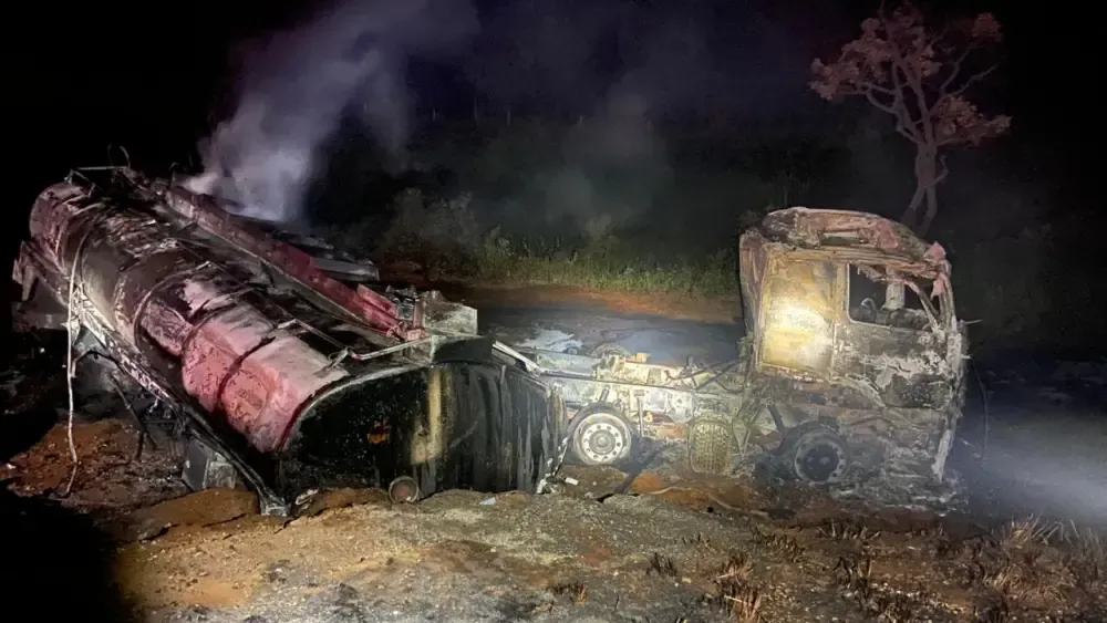Motorista morre carbonizado,após carreta pegar fogo na BR-365 em Patos de Minas