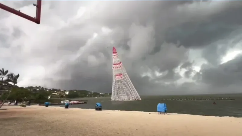 Queda de árvore de Natal mata um funcionário e deixa dois feridos em Maricá (RJ)