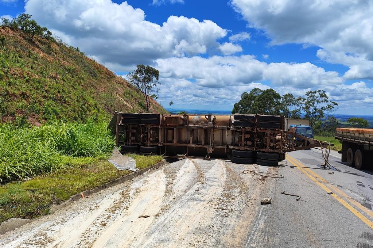 Trânsito sofre lentidão após tombamento de semirreboque de carreta, na BR-262 em Luz MG
