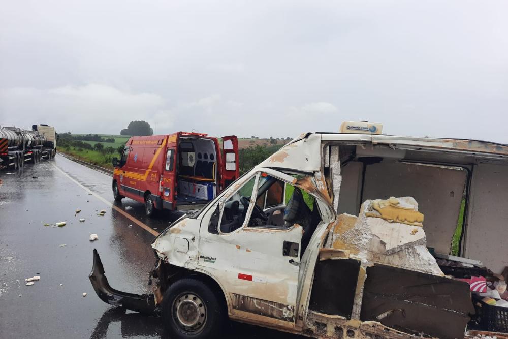 Acidente envolvendo três veículos é registrado na BR-146,município de Serra do Salitre MG