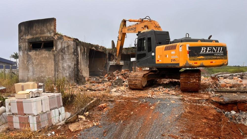 Área abandonada é demolida para extensão de rua em Campos Altos