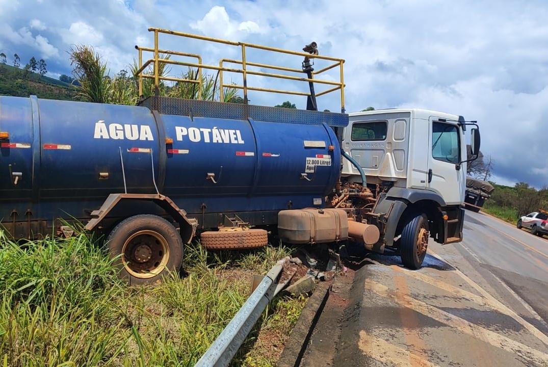 Caminhão-pipa se envolve em acidente, na BR-262 em Campos Altos