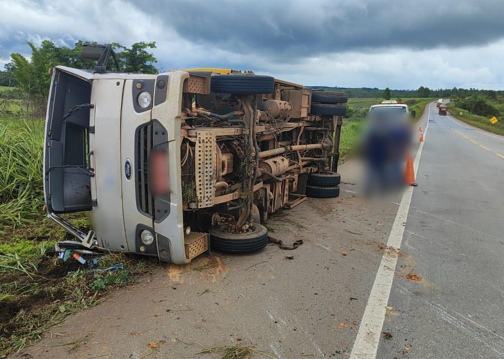 Caminhão prancha tomba na BR-262, em Córrego Danta MG