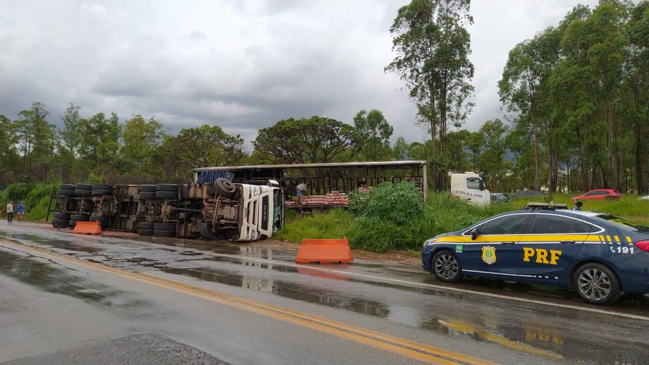 Carreta carregada de cerveja tomba na BR-262 município de Córrego Danta