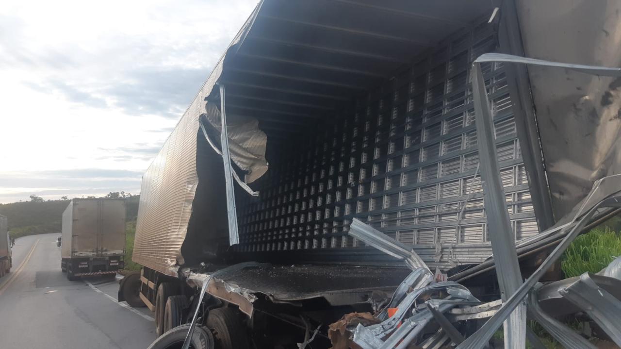 Colisão entre ônibus e carreta deixa um morto e dez feridos,na BR-262 em Luz MG