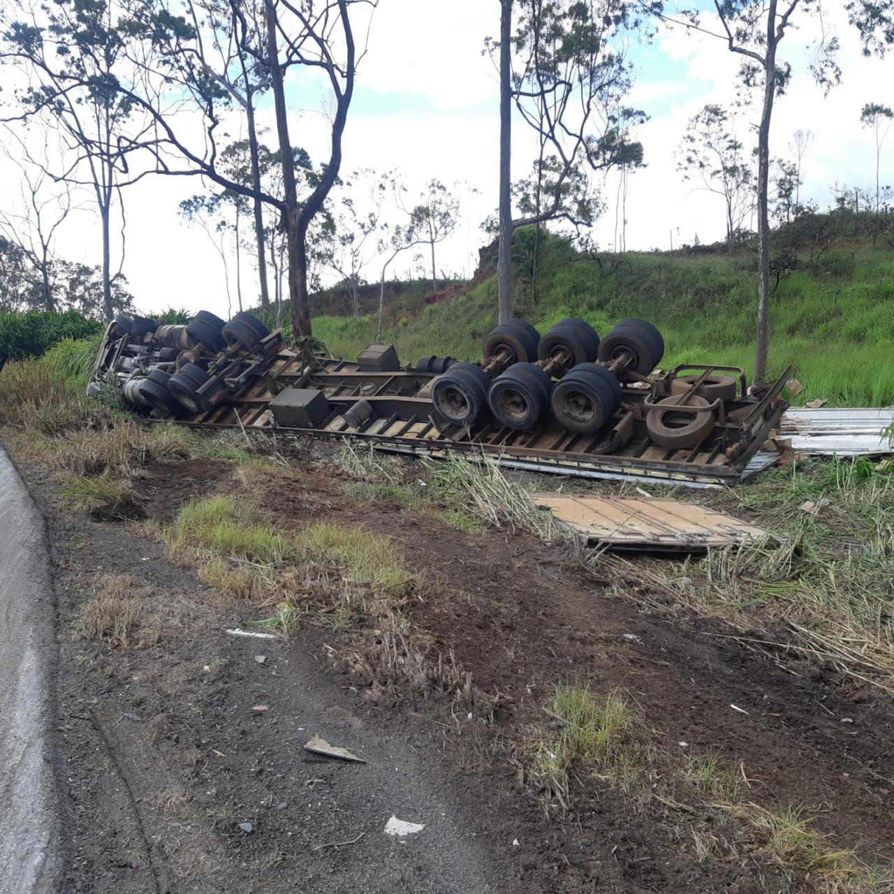 Duas pessoas ficam feridas após carreta tombar na BR-262, município de Campos Altos MG