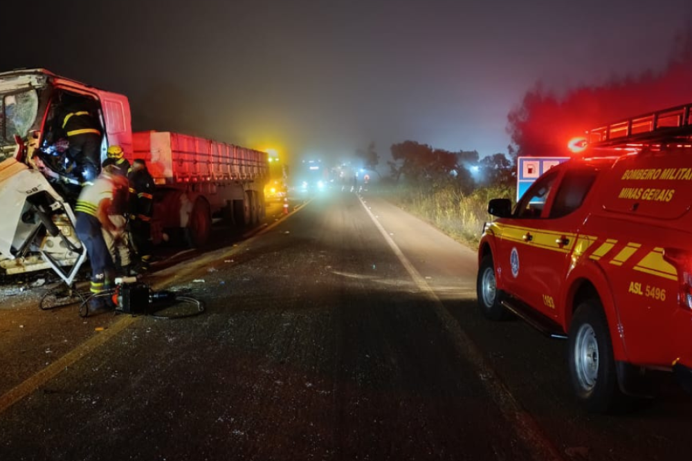 Homem fica preso às ferragens após acidente de carretas entre Araxá e Perdizes