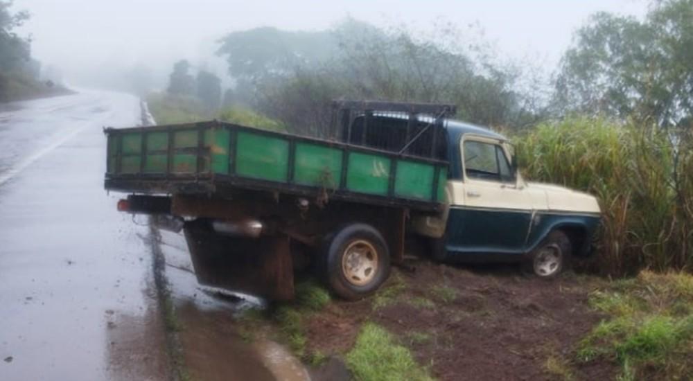 Saída de pista de caminhonete é registrado na BR-262,motorista campos-altense saiu ileso