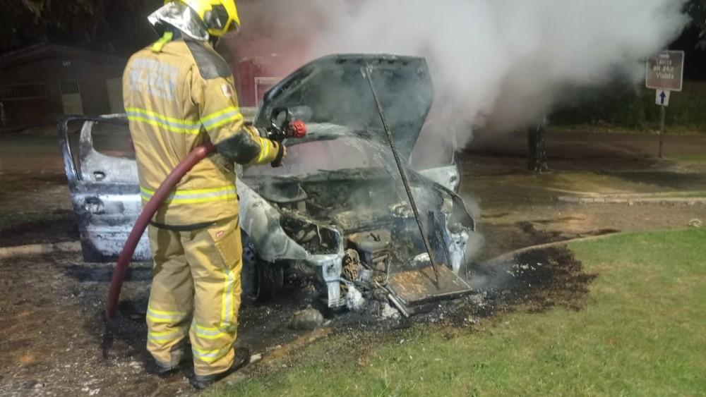 Carro pega fogo durante a madrugada  em Campos Altos