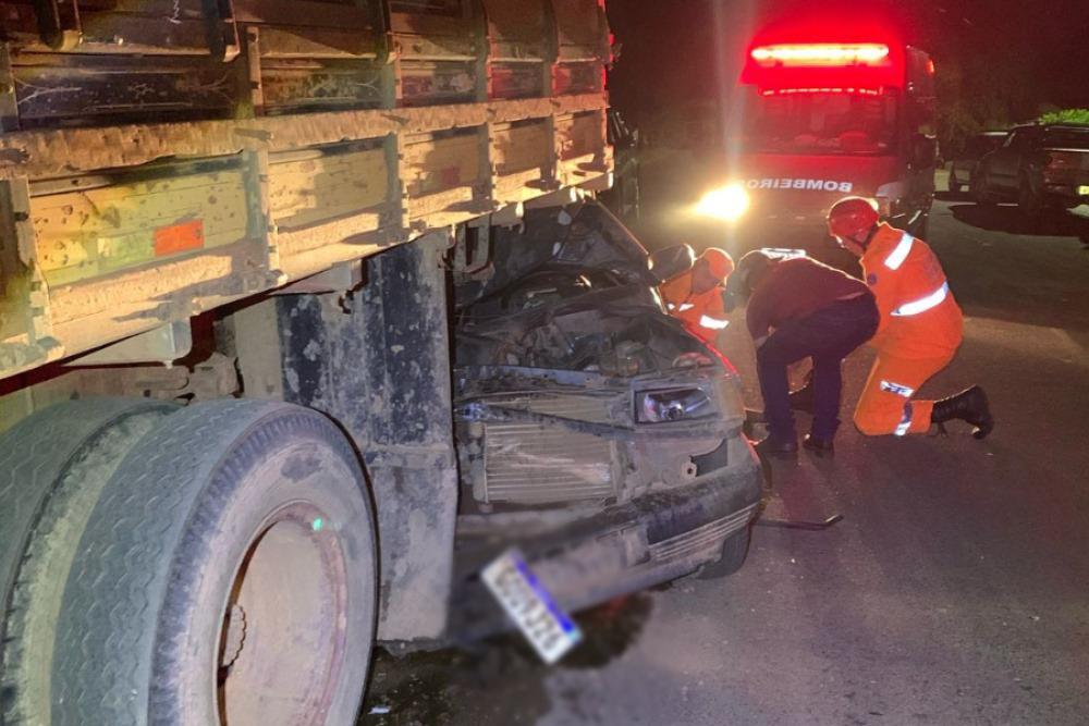 Motorista fica ferido após colisão entre carro e caminhão em Campos Altos
