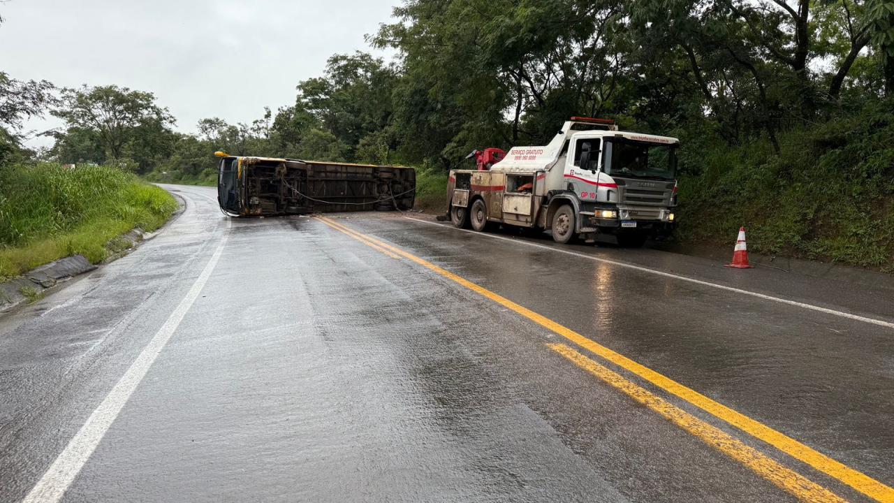 Nove pessoas ficaram feridas após ônibus tombar na BR-262,em Ibiá MG