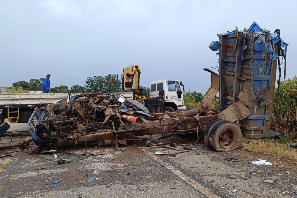 Acidente entre Caminhão e Ônibus Deixa Dois Mortos e um Ferido na BR-146, em Araxá
