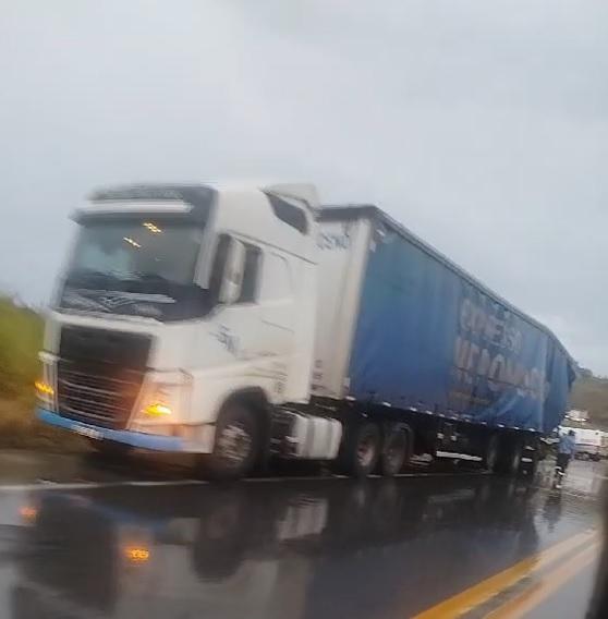 Acidente entre duas carretas interdita BR-262 na Serra de Luz