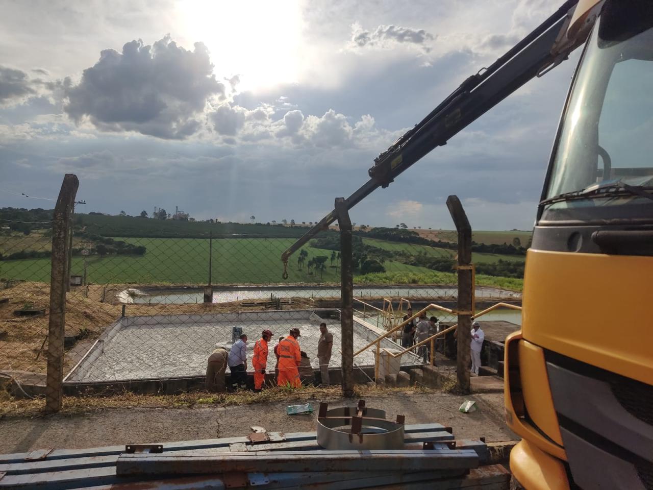 Bombeiros resgatam cavalo preso em tanque de resíduos de leite no Distrito Industrial de Araxá