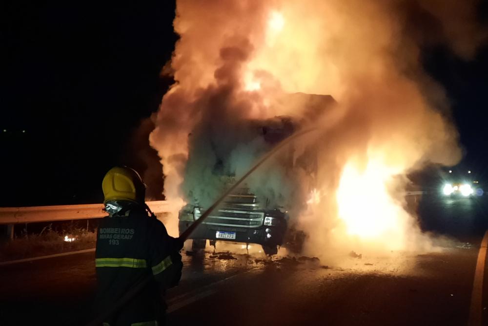 Caminhão frigorífico pega fogo na BR-452,em Perdizes e carga de 17 toneladas de carne é destruída