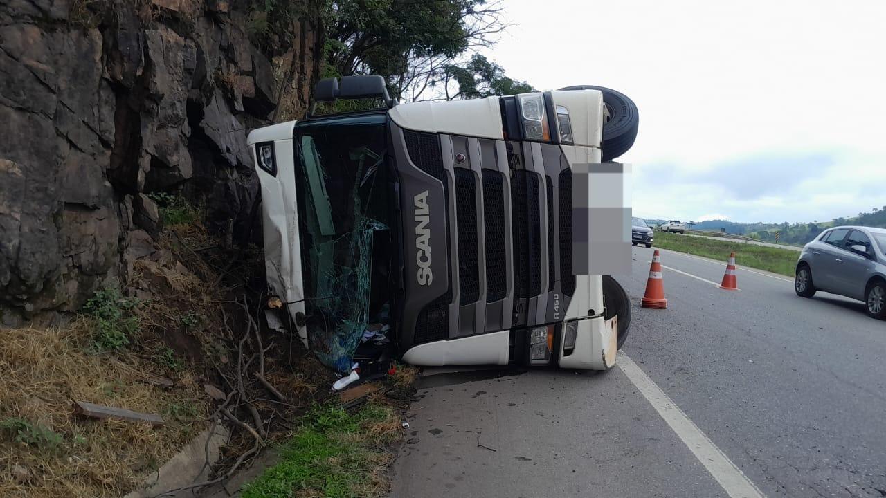 Caminhão tomba na BR-262 em Pará de Minas e motorista fica ferido