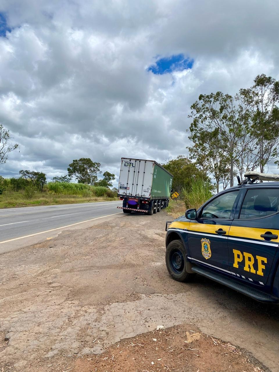 Caminhoneiro é preso por embriaguez ao volante na BR-262 em Campos Altos