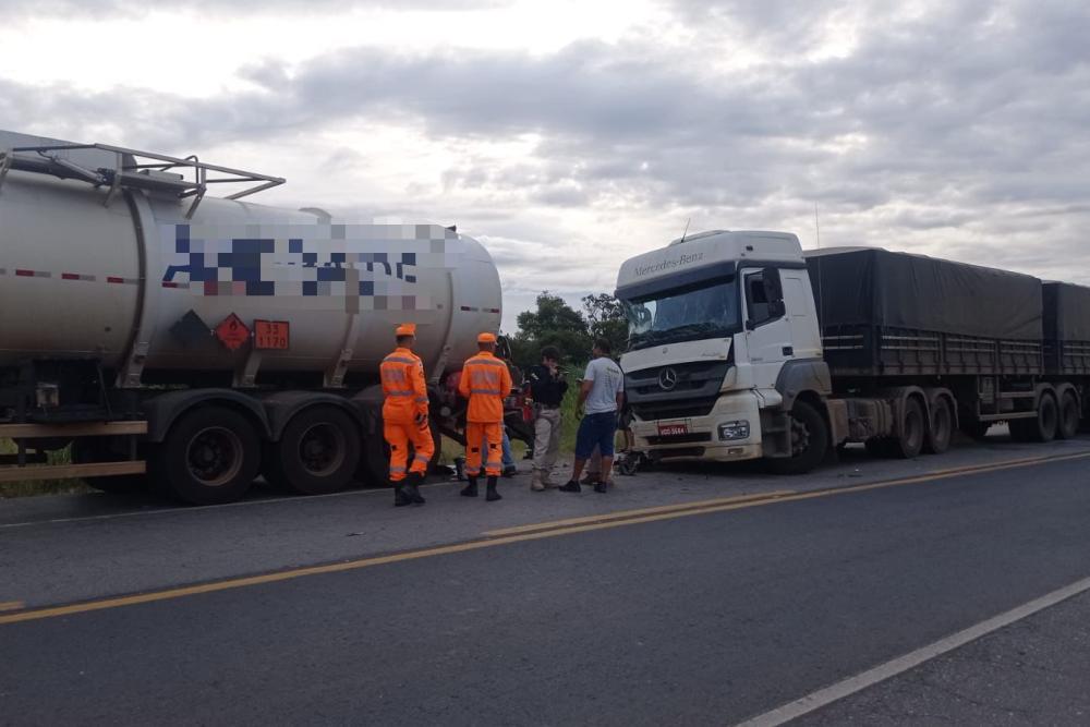 Colisão entre caminhões na BR-262 em Campos Altos ,causa vazamento de etanol
