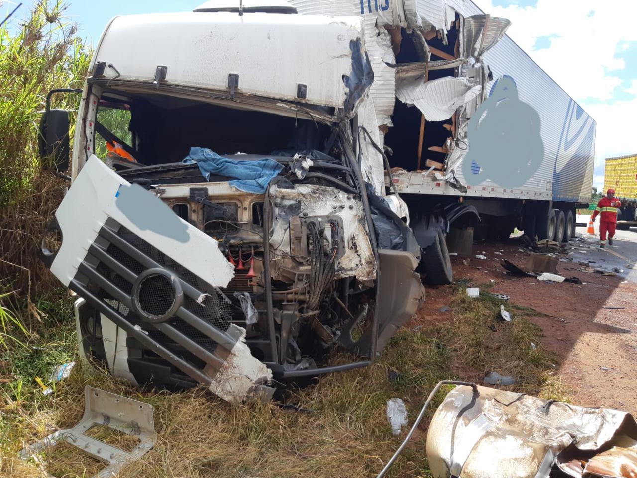 Colisão entre carretas na BR-262, em Córrego Danta, deixa motorista de Campos Altos morto