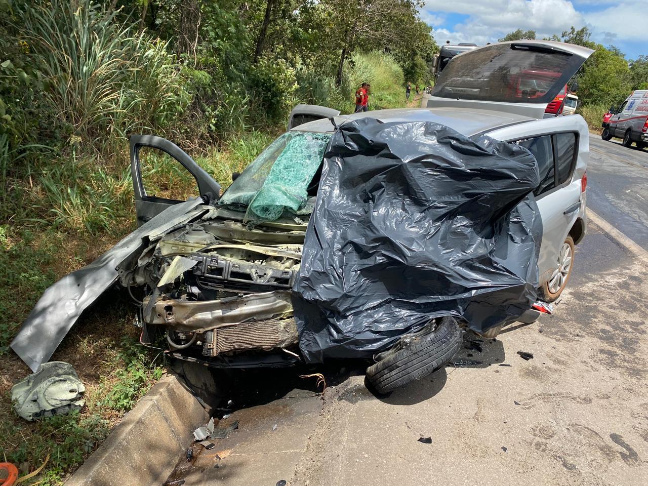 Colisão frontal na BR-262 em Bom Despacho deixa dois mortos e cinco feridos