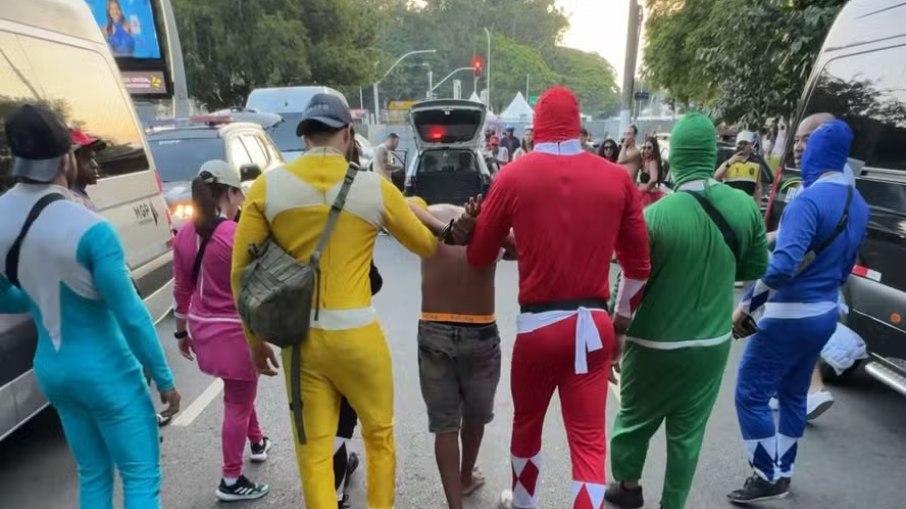 Durante carnaval, policiais fazem ação fantasiados de 'Power Rangers'
